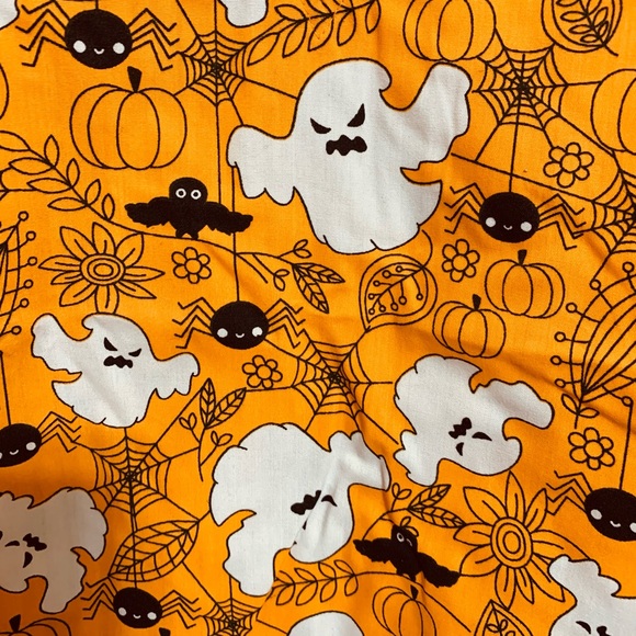CASSANDRA O Halloween Themed Scrub Top Black Orange Pumpkins Bats Spiders New - Picture 6 of 6